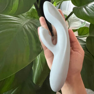 Dương Vật Giả Svakom Chika Rung 5 Tần Số Có Nhiệt Độ Điều Khiển Bằng App