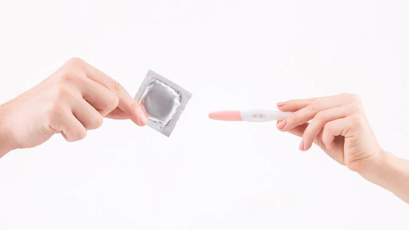 Dùng bao cao su tránh thai có phải là biện pháp tốt nhất không? 6 dung bao cao su van co thai nguyen nhan do dau1 ab2f0fd156