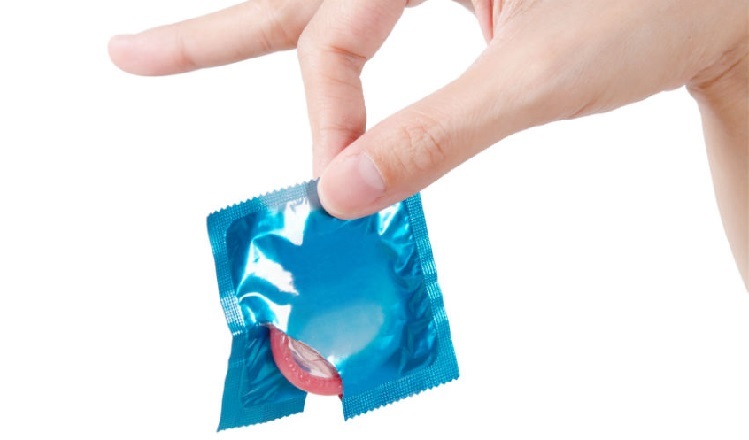 Bao cao su bị tuột khi quan hệ, liệu có thai không? 8 8 sai lam ngo ngan cuc ky nguy hiem khi su dung bao cao su nhung quy ong de mac phai