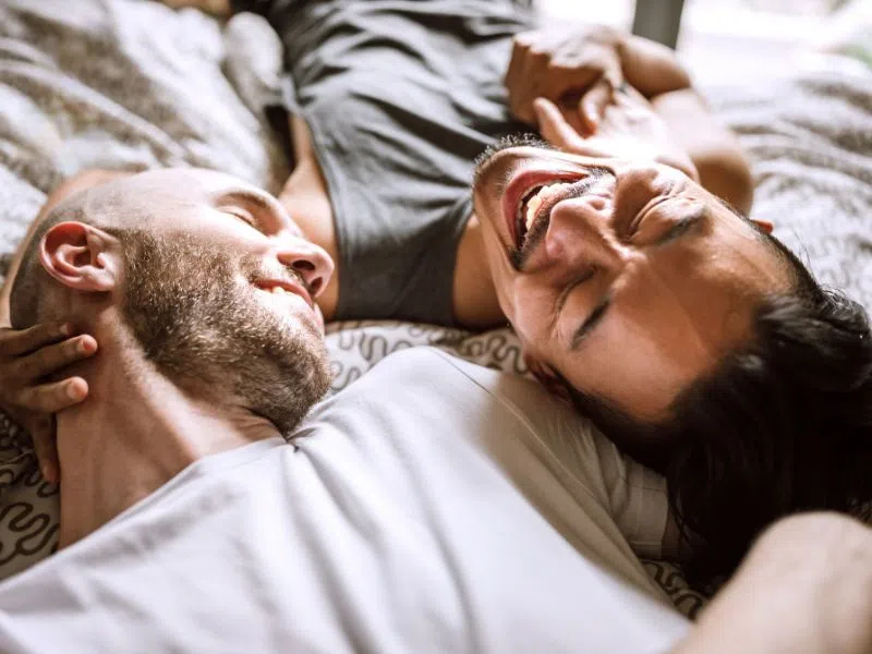 Quan hệ đồng giới nam làm sao để vừa sướng vừa an toàn? 6 dong tinh nam quan he qua hau mon