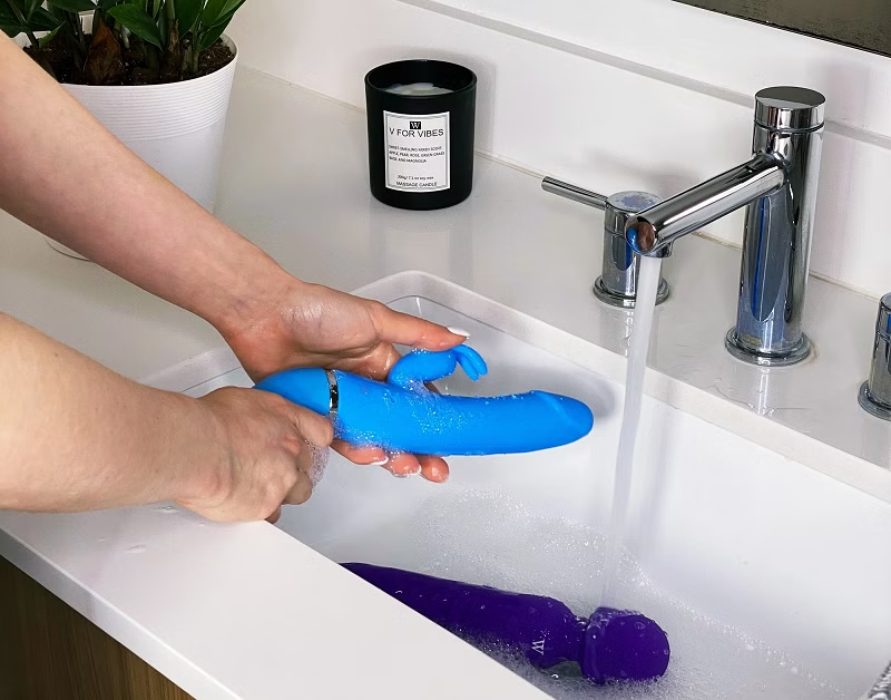 Đồ chơi tình dục và những điều tiêu cực nếu lạm dụng quá nhiều? 9 Cach bao quan do choi tinh duc dung an toan 11zon