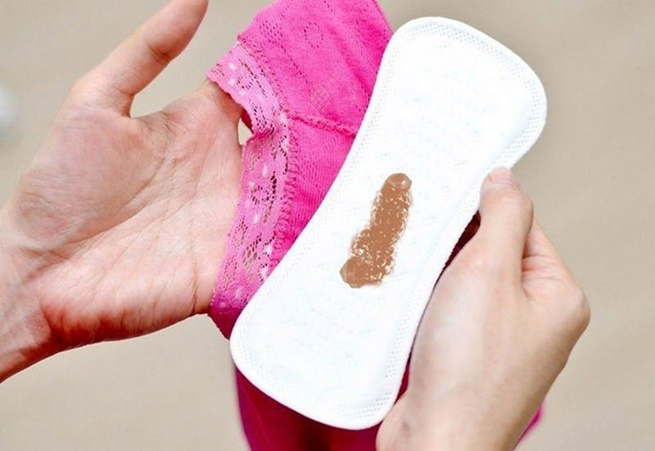 Ra huyết trắng màu nâu báo hiệu bệnh gì? Có nguy hiểm không? 8 ra khi hu mau nau nhat 1