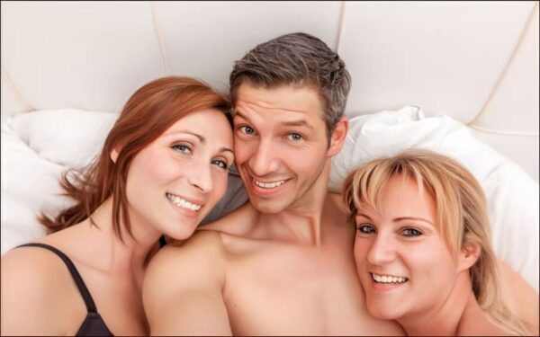 Threesome là gì? Foursome là gì? Chơi some là gì? 7 three some la gi 1