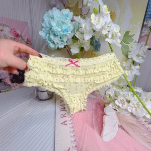 Quần Lót Lưng Thun Nhún Bèo Cạp Cao Đáng Yêu Xinh Xắn Quần Chip Nữ Ren Mềm Mại Phối Hoa Nơ Sexy – T303 Vàng Tim